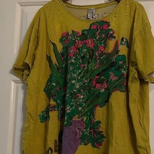 NWT - Vincent Find Beauty Tee